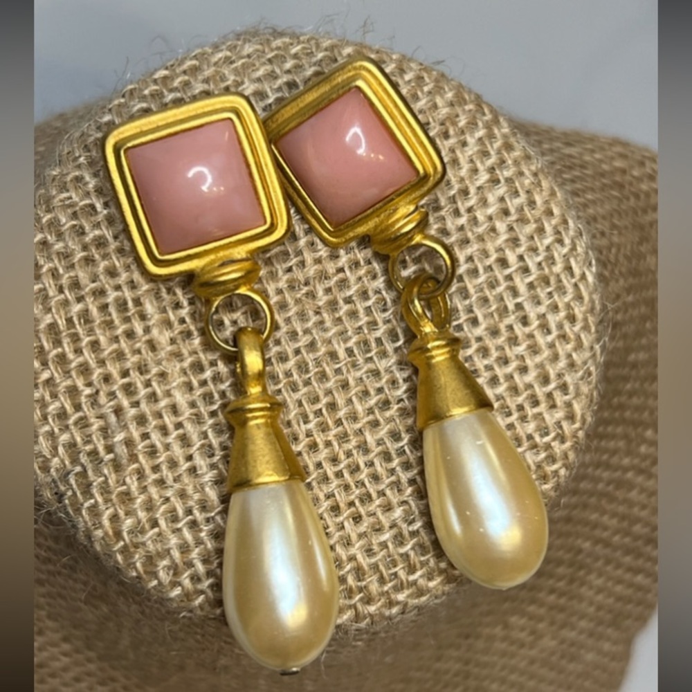 Gorgeous! Chic vintage costume earrings.